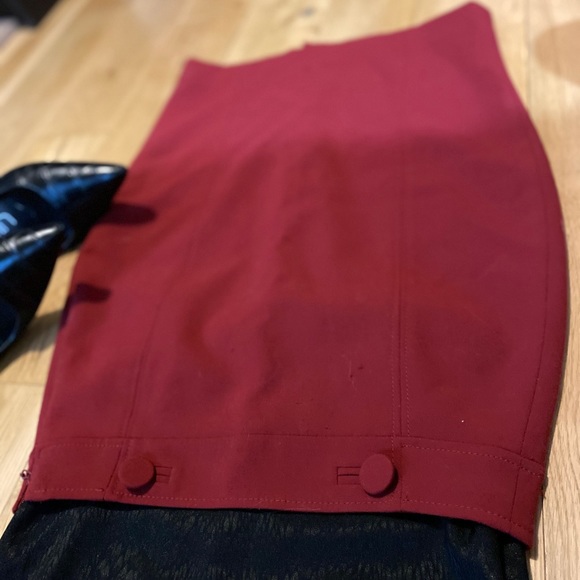 Sleek and professional red pencil skirt - Picture 3 of 4